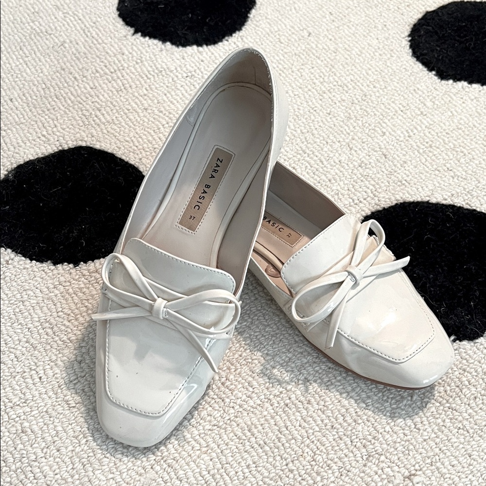 Zara Cream Patent Leather Flats/Loafers with Bow